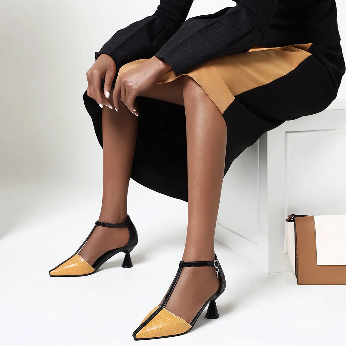 Bigsizeheels Trendy Chunky Heel Open Toe Line-Style Buckle Banquet Sandals - Yellow